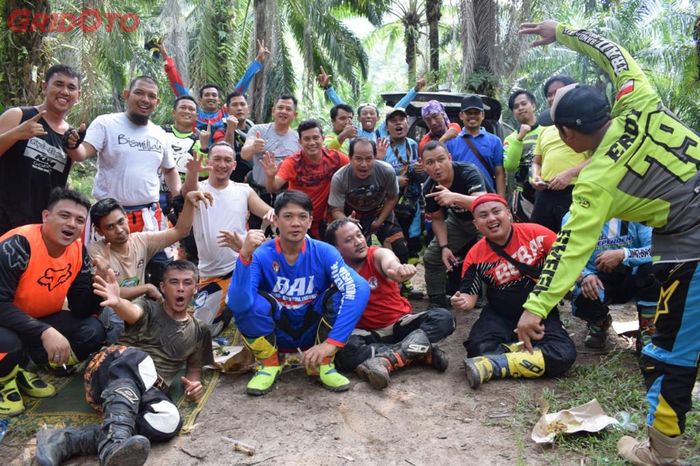 Trabasan asyik di kebun sawit ala KUTIL Komunitas Trail Lampung.