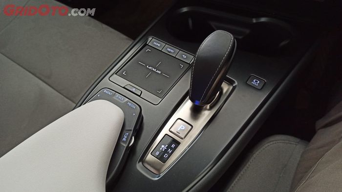 Di konsol tengah Lexus UX 300e terdapat tuas selector dan touch pad untuk memilih menu infotainment 