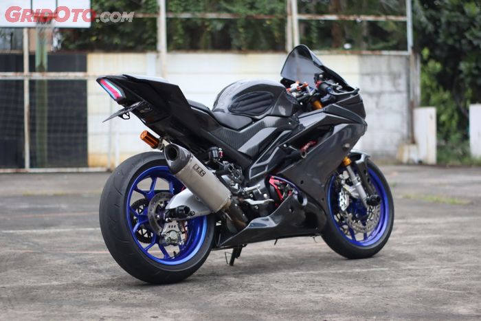 Yamaha R15 V3 tampil lebih gambot dengan ubahan di sektor kaki-kaki.