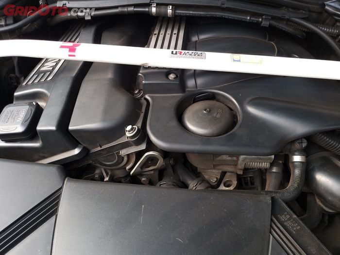 Strut bar terbuat dari besi atau aluminium