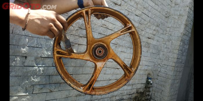 Amplas atau gunakan cairan khusus dulu untuk merontokan lapisan cat lama