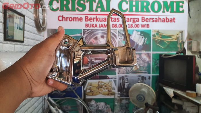 Ilustrasi chrome komponen motor 