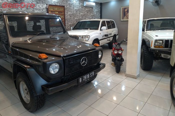 SUV lain yang sedang dijual di Poins Auto Gallery Antasari, Mercedes-Benz 280GE, Toyota Land Cruiser VX105, dan Jeep Cherokee Country.