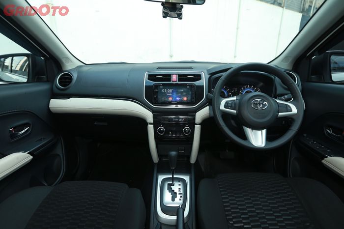 Kabin mobil bekas Toyota All New Rush (foto ilustrasi)