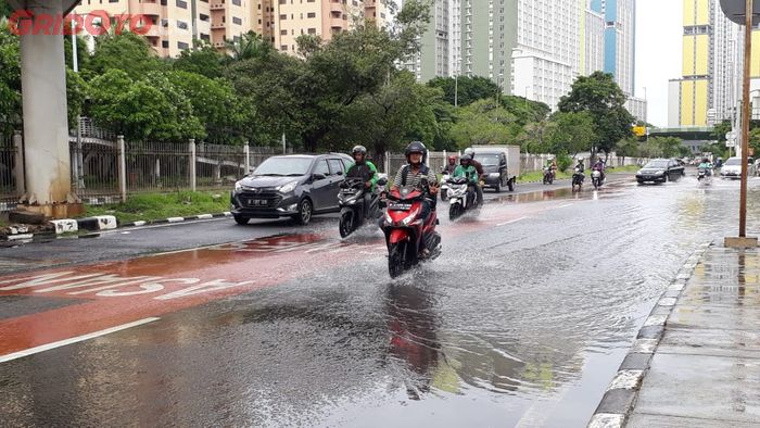 Ilustrasi berkendara setelah hujan deras