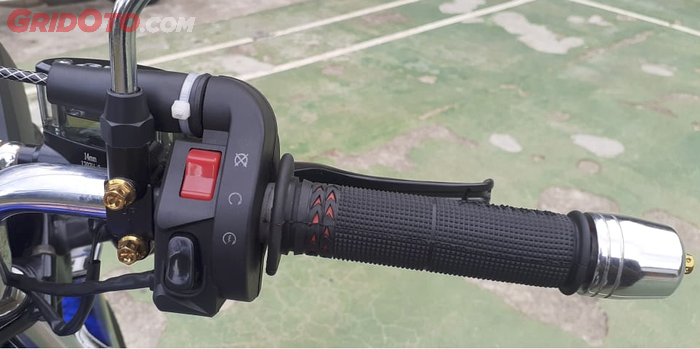 Saklar kanan, gas spontan berlabel Domino dengan grip Ariete