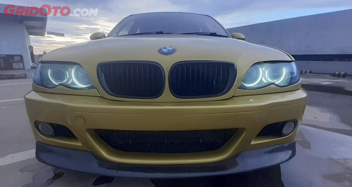 Bumper depan M3 ditemplok lips bumper M3 CSL berbalut karbon kevlar