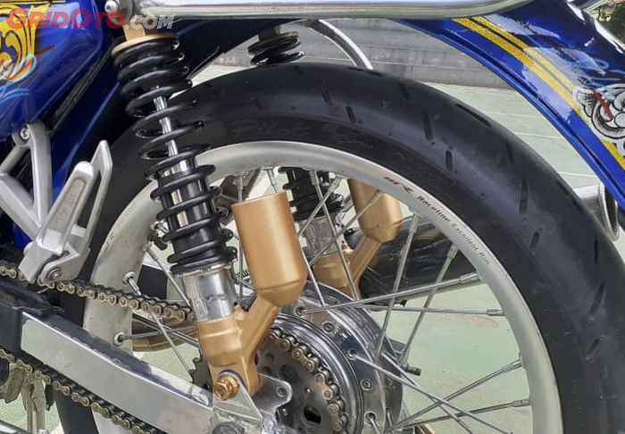 Sokbreker Honda Tiger Revo menopang Honda GL lawas ini