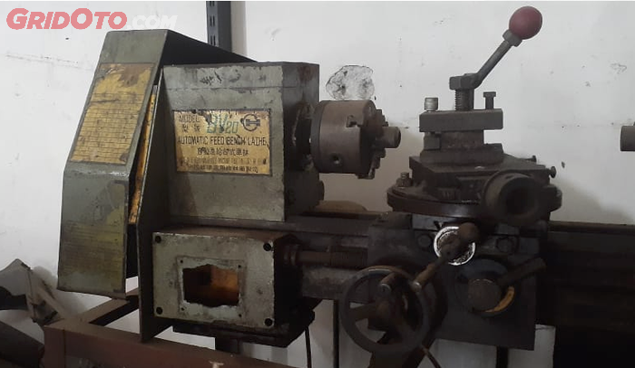 Mesin bubut yang ada di bengkel BMC motor
