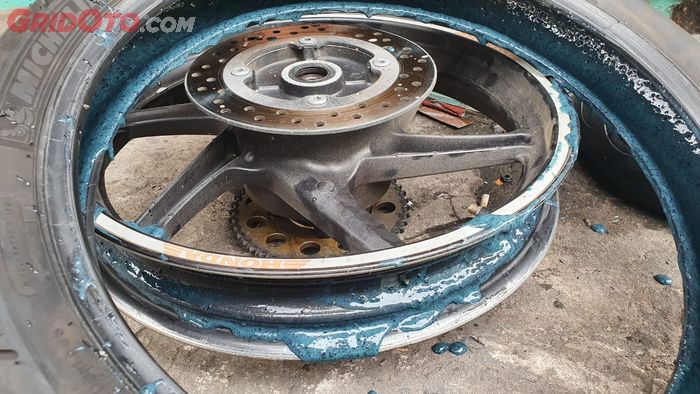 Begini efek pakai cairan anti bocor buat ban motor 