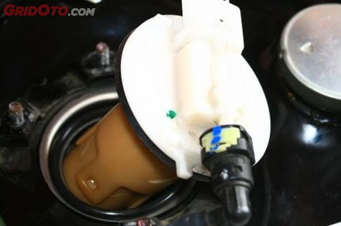 Sering membiarkan tangki motor kosong bikin fuel pump jebol, benar atau enggak sih?