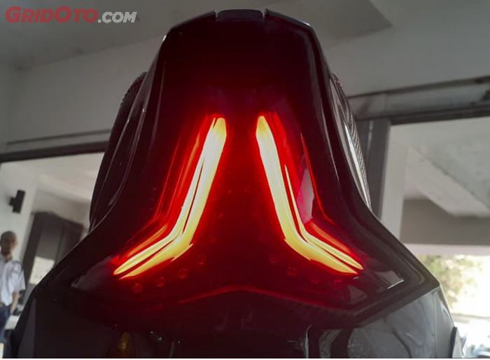 Stoplamp DRL custom cahay menyala merah bernuansa segitiga