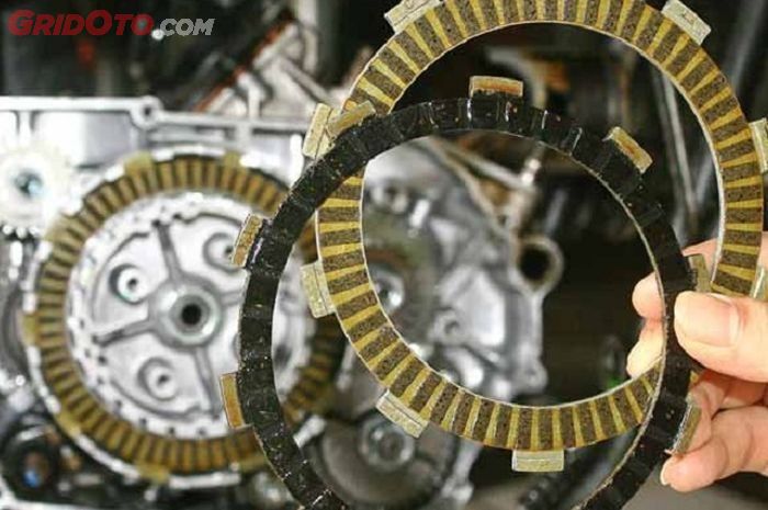 Ilustrasi kampas kopling motor bekas gosong