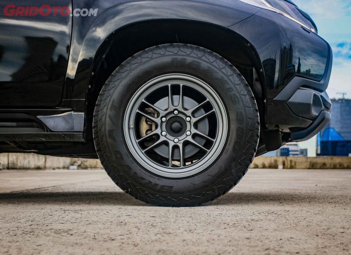 Pasang pelek ring 18 inci dibalut ban 275/65