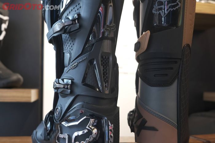 Sistem engsel pada sepatu motocross Fox Instinct (kiri) dibadningkan dengan konstruksi simpel pada Fox Comp Boots (kanan).