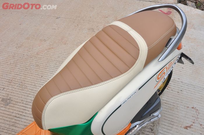 Kulit jok pakai MBtech tipe Camaro dengan warna coklat dan putih, pas sama kelir bodi Scoopy ini!
