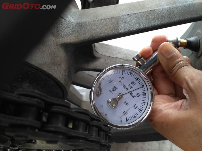 Ilustrasi mengukur tekanan ban sepeda motor
