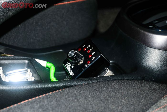 Selector Dastek diletakkan lebih dekat dengan jangkauan tangan kiri