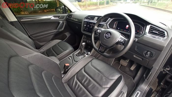 Interior VW Tiguan Allspace terlihat minimalis tapi syarat fitur