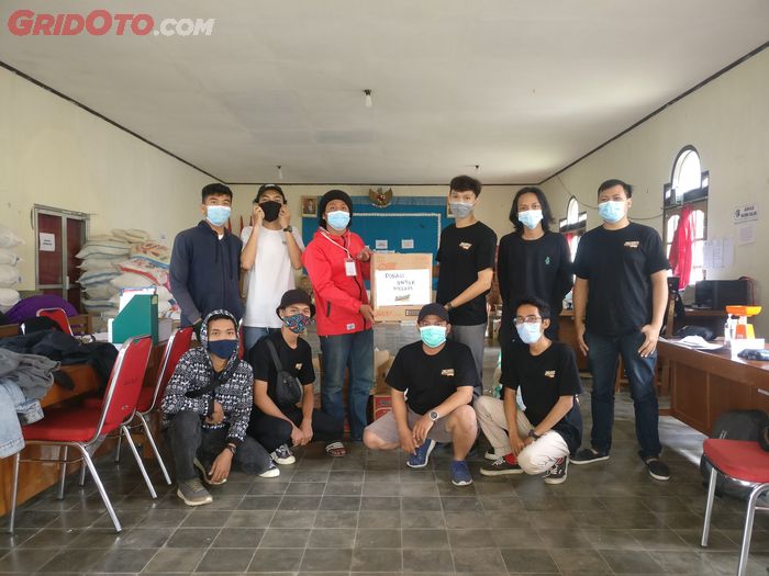 Penyerahan donasi bagi korban erupsi Gunung Merapi dari Two Wheels Enthusiast Boyolali