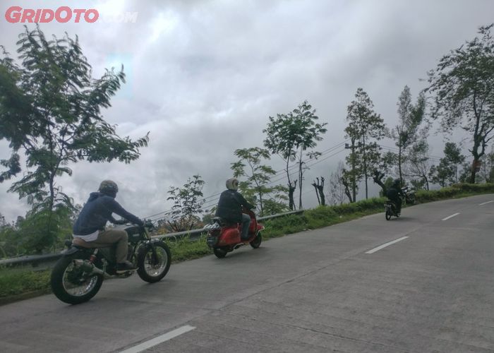 Two Wheels Enthusiast riding menembus embun di Gunung Merapi