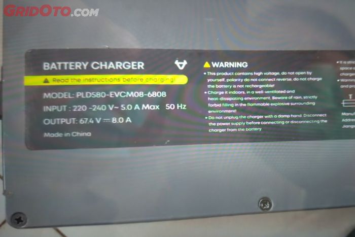 Unit charger milik motor listrik NIU GOVA 03. Terlihat daya input maksimal charger tersebut adalah 5 ampere.