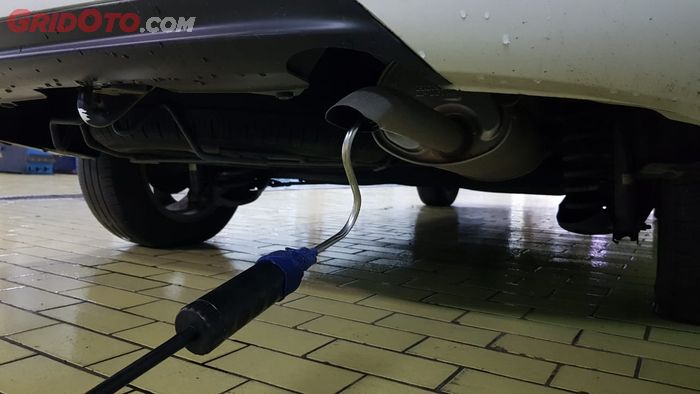 Slang Sensor Alat Uji Emisi Dimasukan ke Dalam Knalpot Mobil