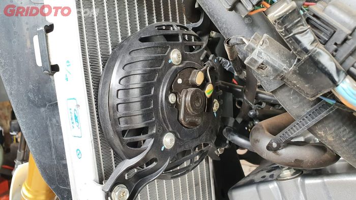 Periksa Kondisi Kipas Radiator Rally Honda CRF250 untuk Masalah Pemanasan