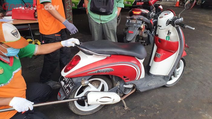 Proses uji emisi motor gratis di bengkel Dinas Lingkungan Hidup DKI Jakarta