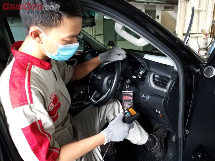 Proses ambil sampel uji emisi gas buang mobil diesel