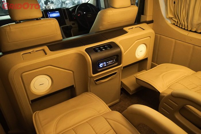 Dinding dan partisi mewah antar ruang pengemudi dan penumpang belakang HiAce Premio tipe V Baze