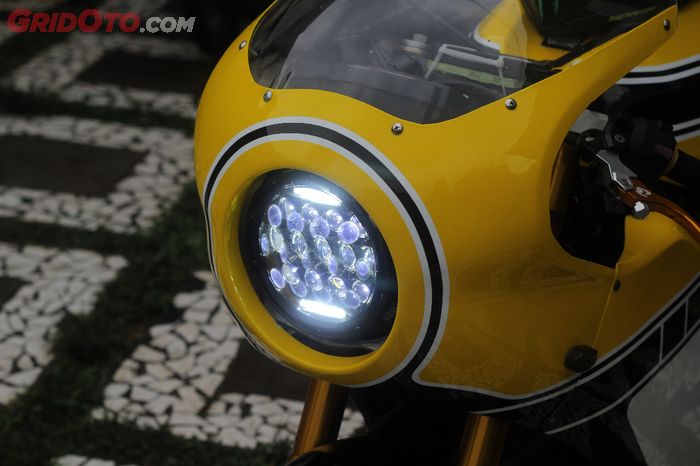 Lampu utama jadi bulat menyesuaikan fairing barunya, pakai Daymaker LED berdiameter 7 inci