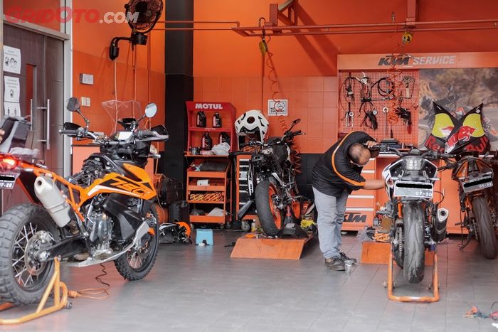 Bagi yang masih kurang yakin, bisa juga mengecek motor KTM RC 250 seken yang akan dibeli di bengkel resmi.