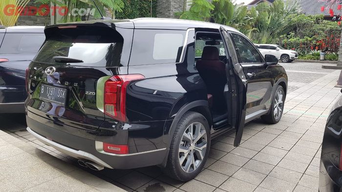 Fitur Safe Exit Assist Hyundai Palisade Mencegah Pintu Penumpang Belakang Terbuka Ditabrak Kendaraan yang Lewat