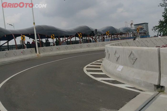 Tikungan jalan layang atau Flyover Tanjung Barat dan Lenteng Agung.