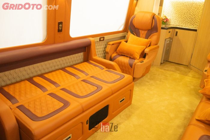 Sofa di baris ketiga sebelah tanah bisa menjadi tempat tidur