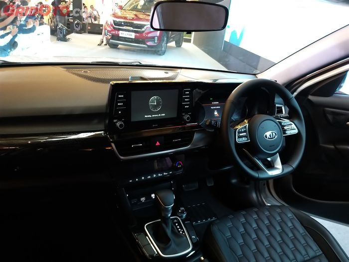 Kaca spion dalam untuk visibilitas ke belakang