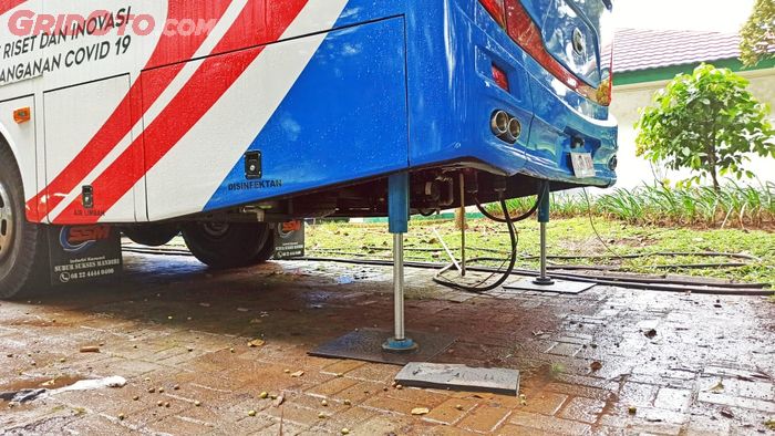 Hydraulic foot stand digunakan saat parkir
