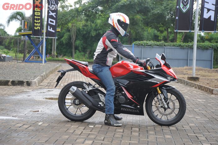 All New CBR150R punya jok yang rendah dengan setang tinggi, bikin badan gak cepat pegal