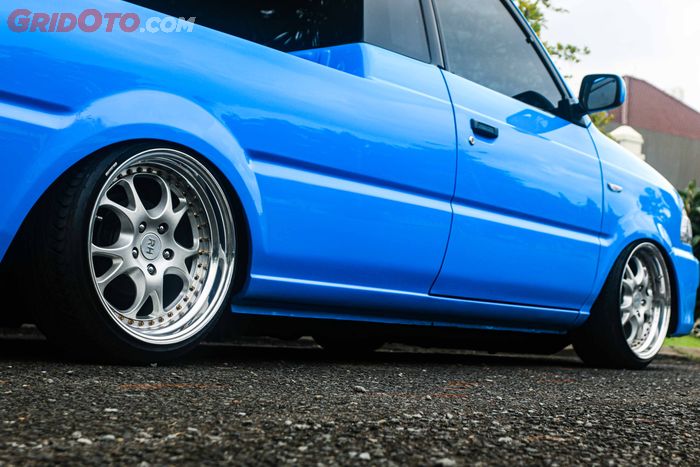 Dandanan kaki-kaki Toyota Kijang pikap pun enggak kalah ganteng