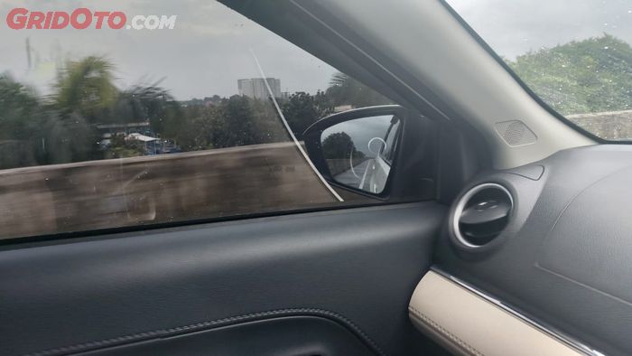 Sisi kiri mobil dengan sudut pandang terbatas akibat blind spot meski dengan kaca spion kiri.