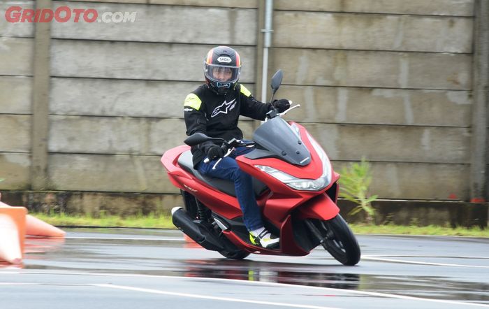 Ilustrasi manuver motor matic All New Honda PCX 160 dengan ban berdiameter 14 inci