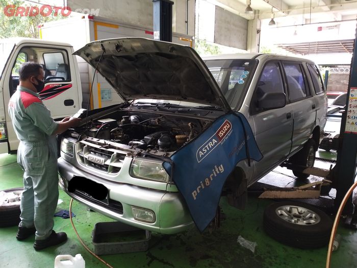 Ilustrasi perbaikan kondisi mobil bekas di bengkel