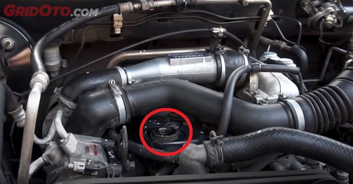 Cek kompresi mesin Panther melalui tempat pengisian oli mesin