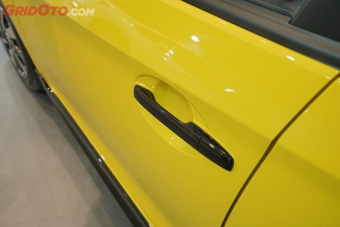 Door handle berwarna hitam di Honda Brio RS Urbanite Edition 
