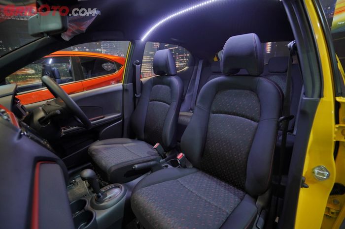Desain jok di kabin depan Honda Brio RS Urbanite Edition