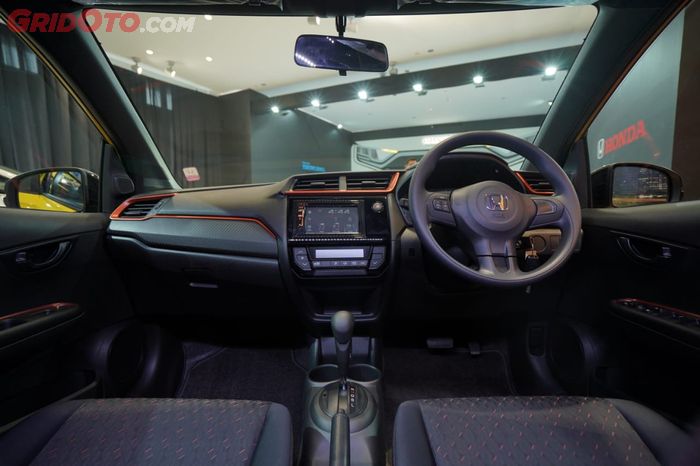 Kabin depan Honda Brio RS Urbanite Edition yang masih serupa dengan tipe RS biasa