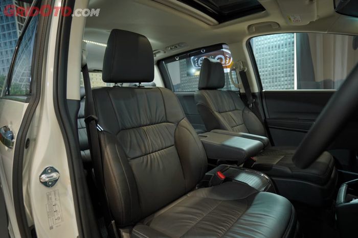 Kursi di kabin depan Honda Odyssey facelift beserta fitur Sunroof di atapnya