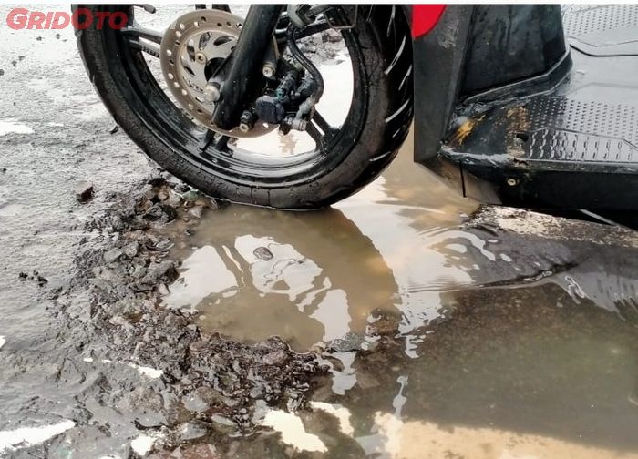 Jalan Berlobang Musim Hujan