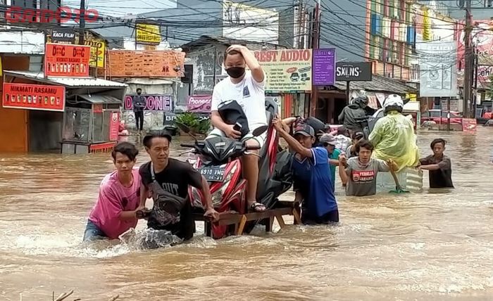 Ojek Grobak jadi moda penyeberangan motor menerjang banjir